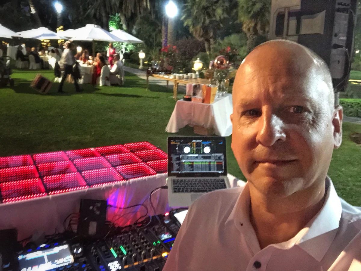 DJ Steve auf einer Geburtstagsparty im Hotel Botanico auf Teneriffa