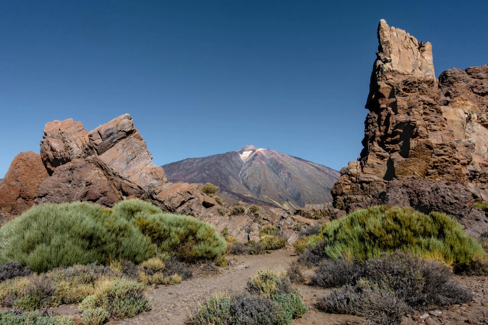 Der Teide und der ihn umgebende Naturpark ist ein beliebtes Wanderziel